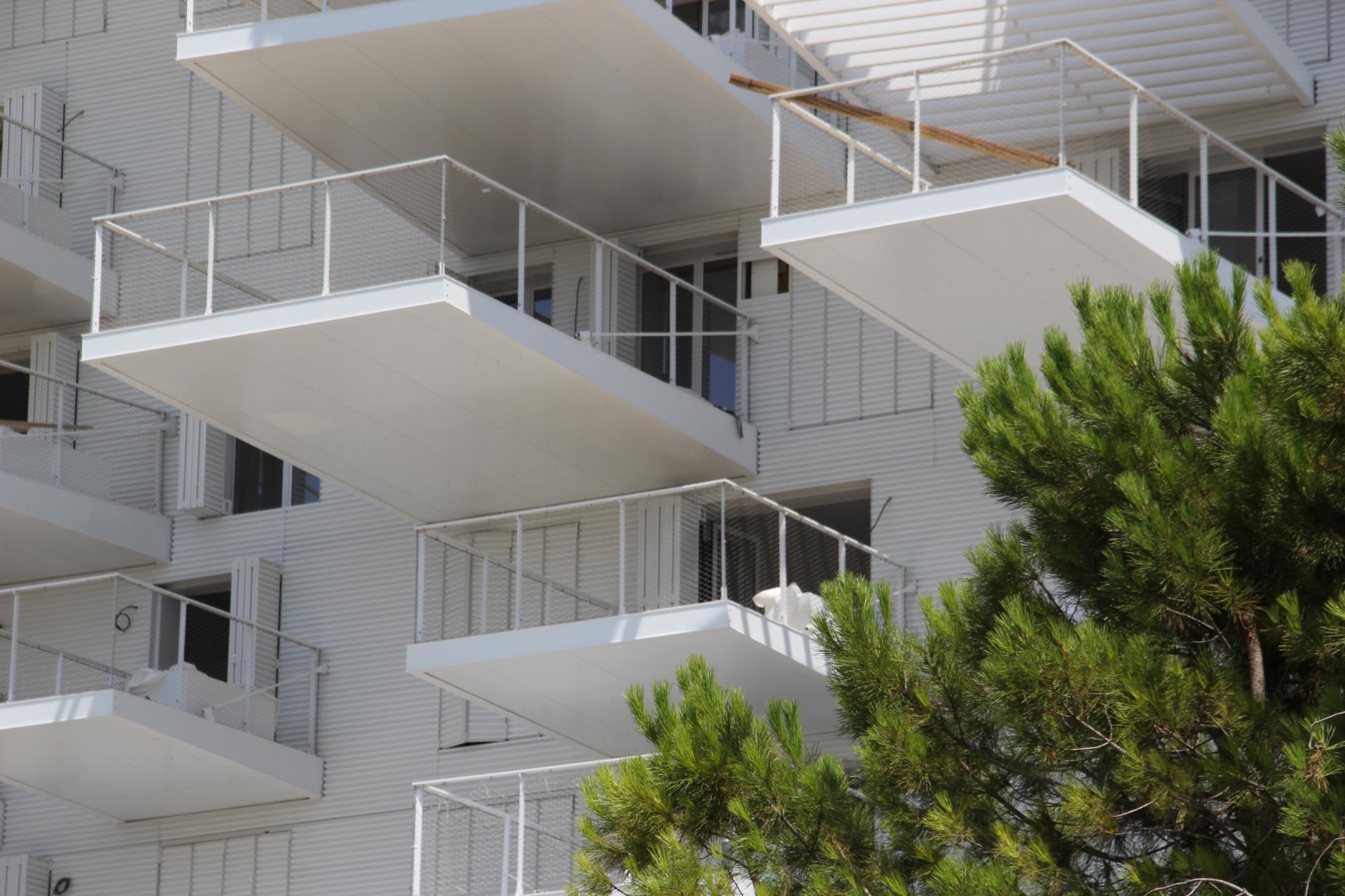  La terrasse, baignée de lumière, tournée vers la Méditerranée, est un vrai espace de vie à part entière.