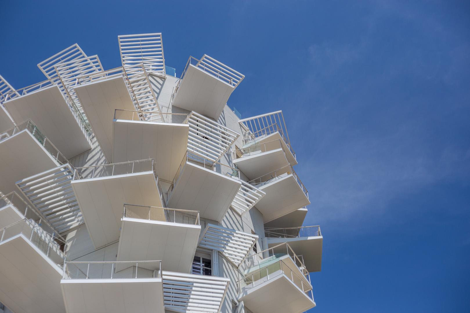 Arrivés en pièces détachées, les balcons ont été assemblés dans des ateliers installés au bas du bâtiment. Chaque balcon, a été levé au moyen d’un palonnier, équipé d’un contrepoids motorisé géré réglant l’équilibre de la plateforme.